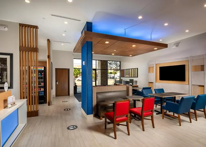 Holiday Inn Express & Suites Chatsworth By Ihg