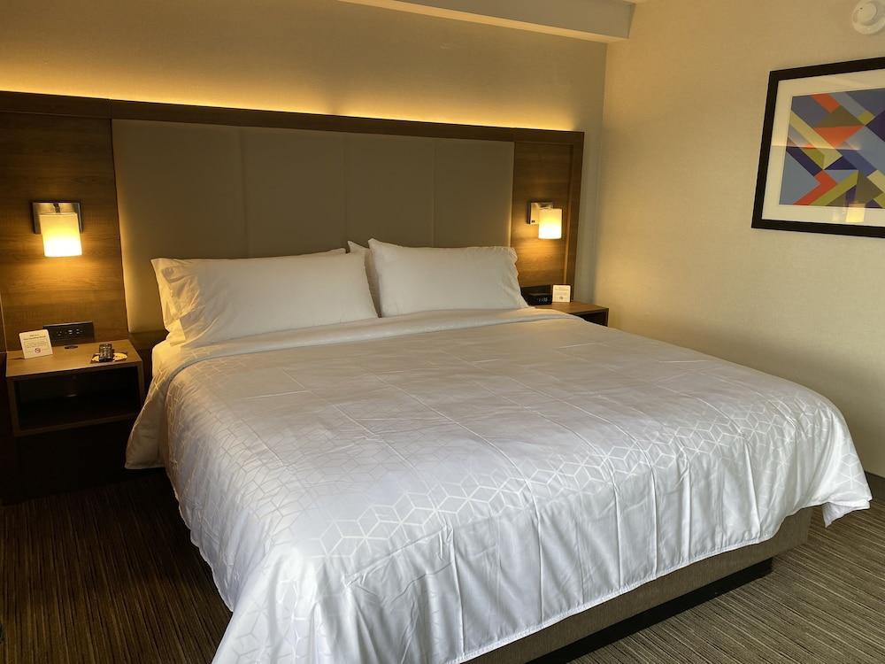 Express & Chatsworth By Ihg Hotel Los Angeles
