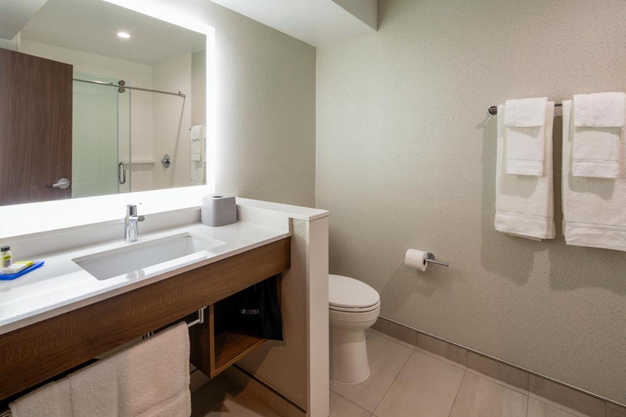 Express & Chatsworth By Ihg 2*