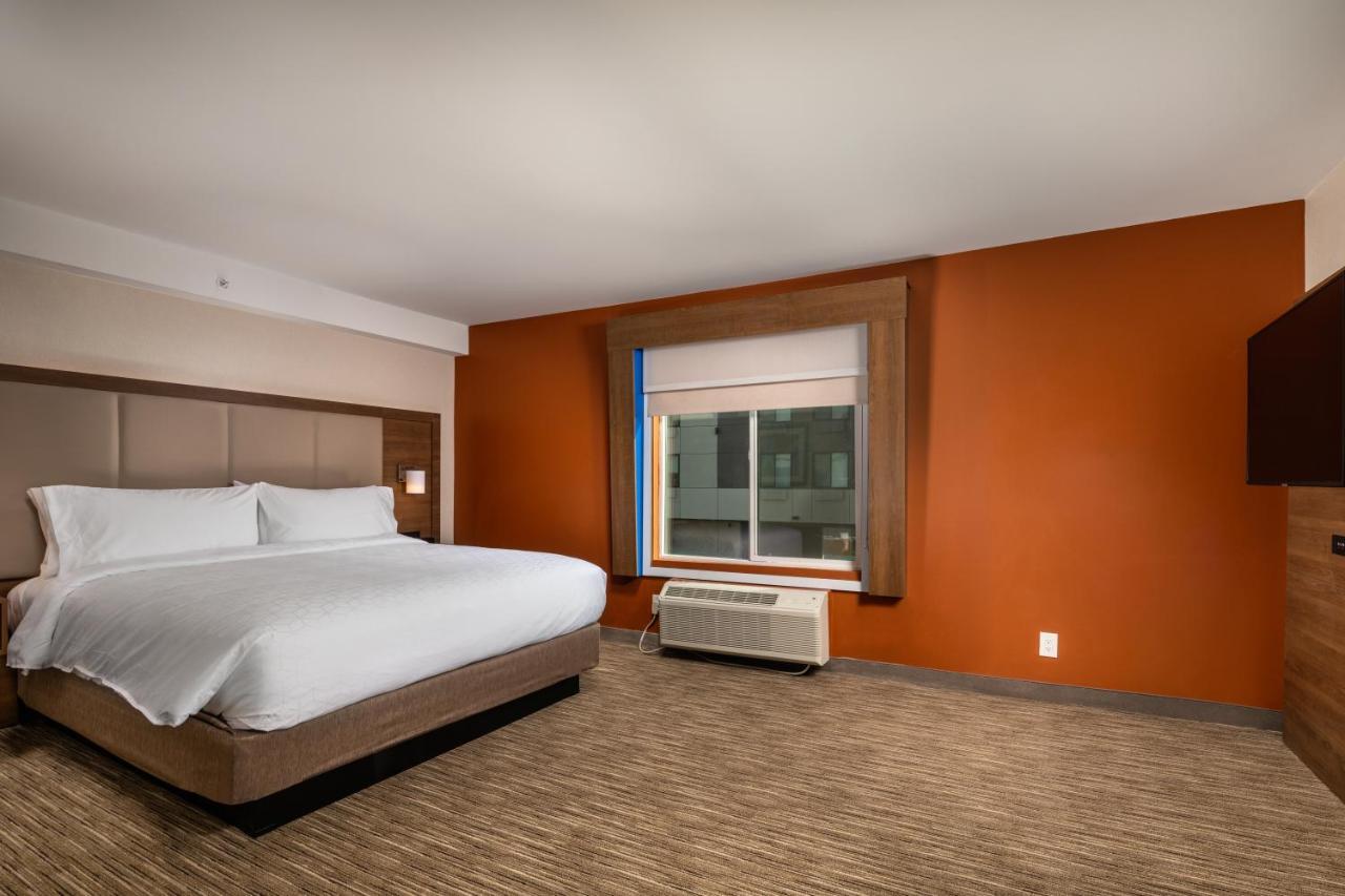 Express & Chatsworth By Ihg Hotel