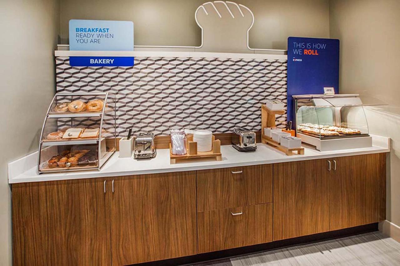 Express & Chatsworth By Ihg Los Angeles