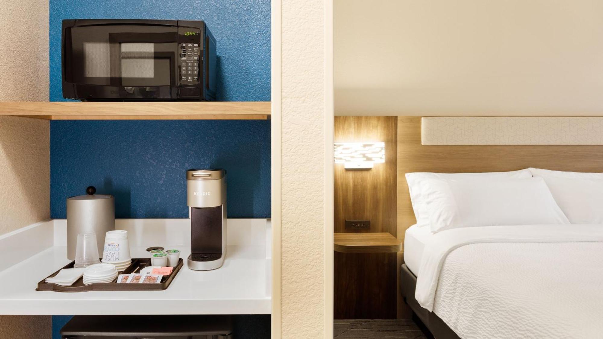 Express & Chatsworth By Ihg Hotel Los Angeles