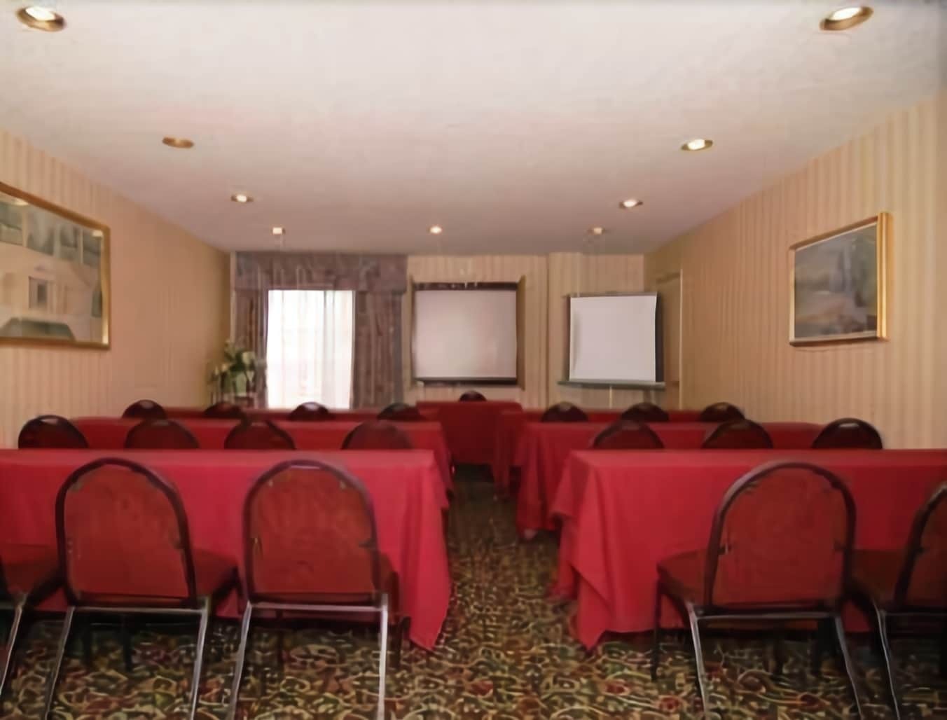 Hotel Express & Chatsworth By Ihg 2*