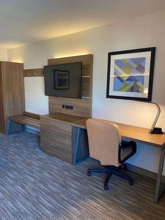 Express & Chatsworth By Ihg