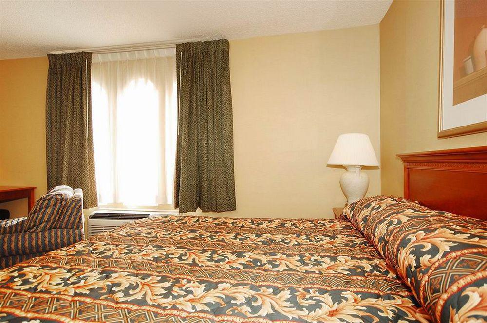 Express & Chatsworth By Ihg Hotel