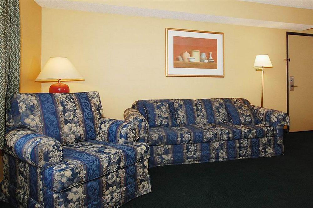 Express & Chatsworth By Ihg 2*